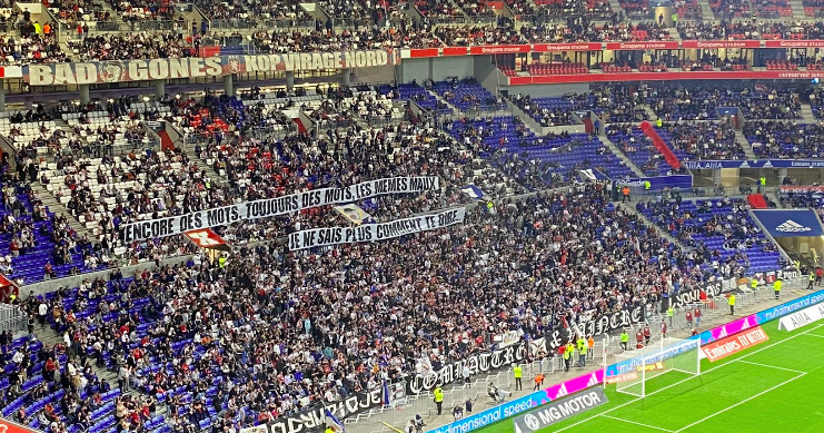 Banderoles du Virage Nord de l'OL contre Peter Bosz vendredi 7 octobre contre Toulouse