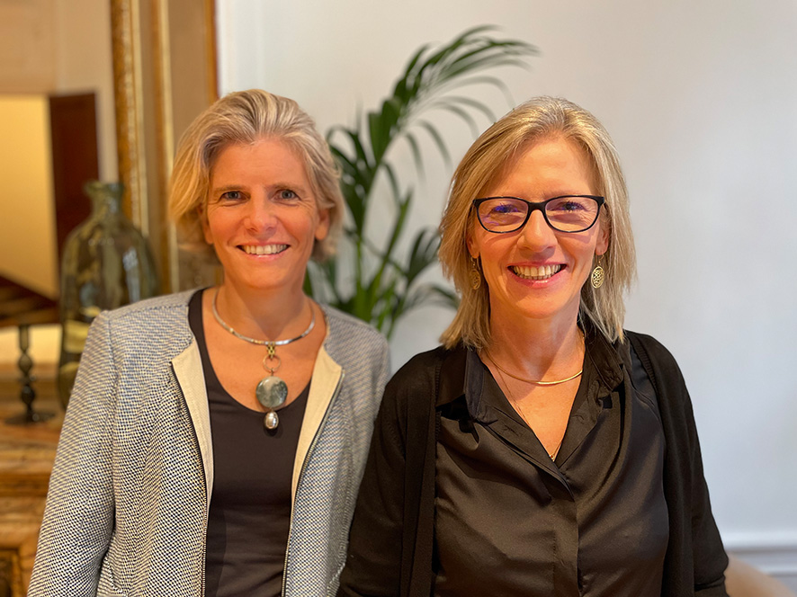 Olivia Sarton et Aude Mirkovic, juriste, maîtresse de conférences en droit privé, directrice juridique de Juristes pour l’enfance, une association qui poursuit la défense des droits de l’enfant. Olivia Sarton, ancienne avocate au barreau de Paris, en est la directrice scientifique.