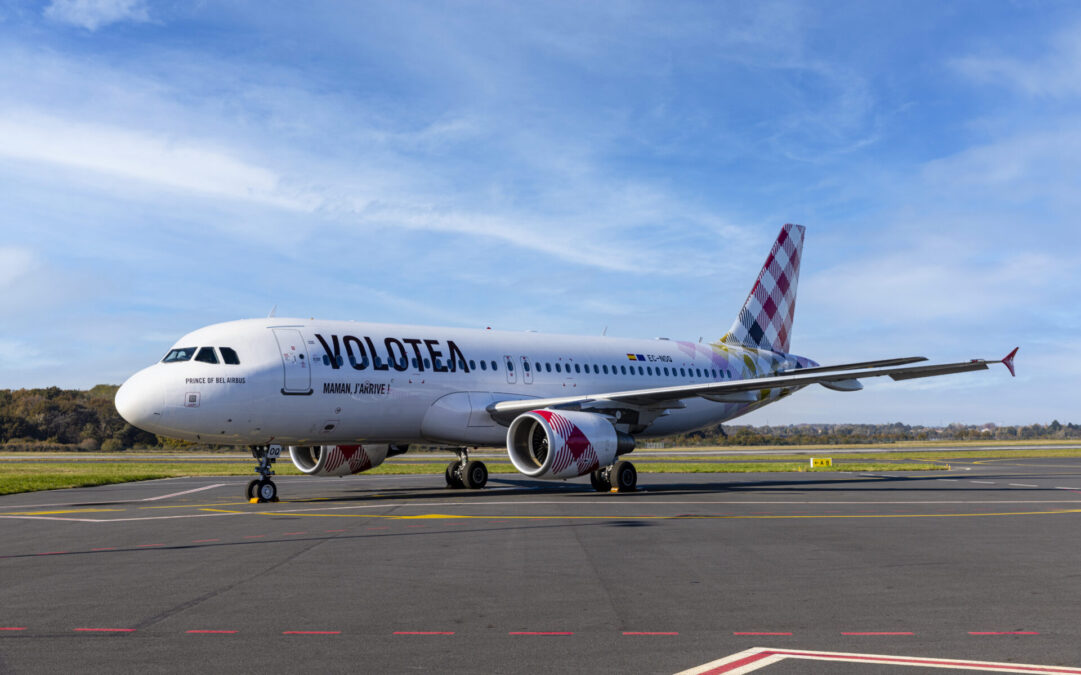 Un avion aux couleurs de la compagnie aérienne Volotea.