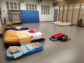 Des matelas installés dans le gymnase de l'école Alix (Lyon 2e) pour les fan ts qui dorment le soir dehors et sont en classes maternelles et élémentaires à l’école Alix
