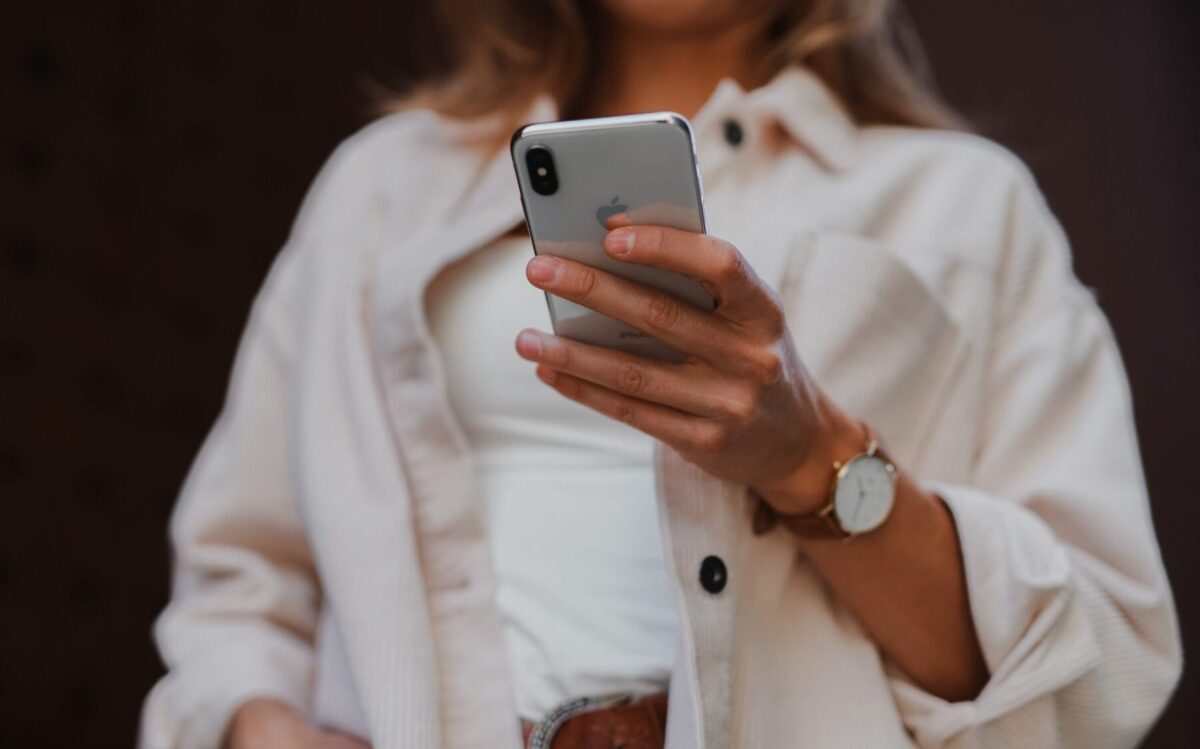 téléphone dans la main d'une femme