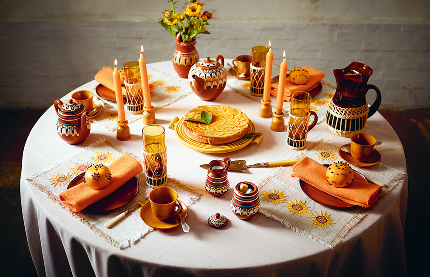 Tables de Noël autour du gâteau à l'orange Toledano
