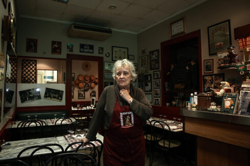 Muriel Ferrari, patronne du café des Artisans, à Lyon