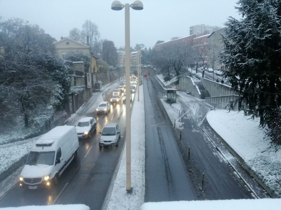 Les automobilistes sont priés de bien vérifier leur équipement avant de prendre la route.