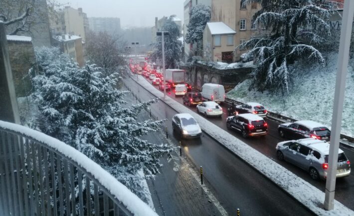 Quasiment plus de neige sur la route au niveau de la montée de la Boucle ce matin, en revanche ça bouchonne.