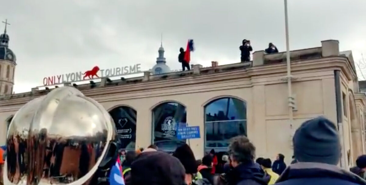 Un militant antifas de la Jeune garde à Lyon essaie de brûler le drapeau français