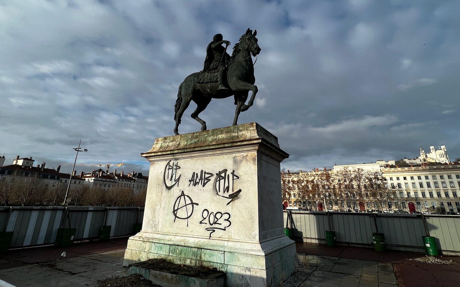 Statue Louis XIV taguée lors de la manifestation du 19 janvier 2023