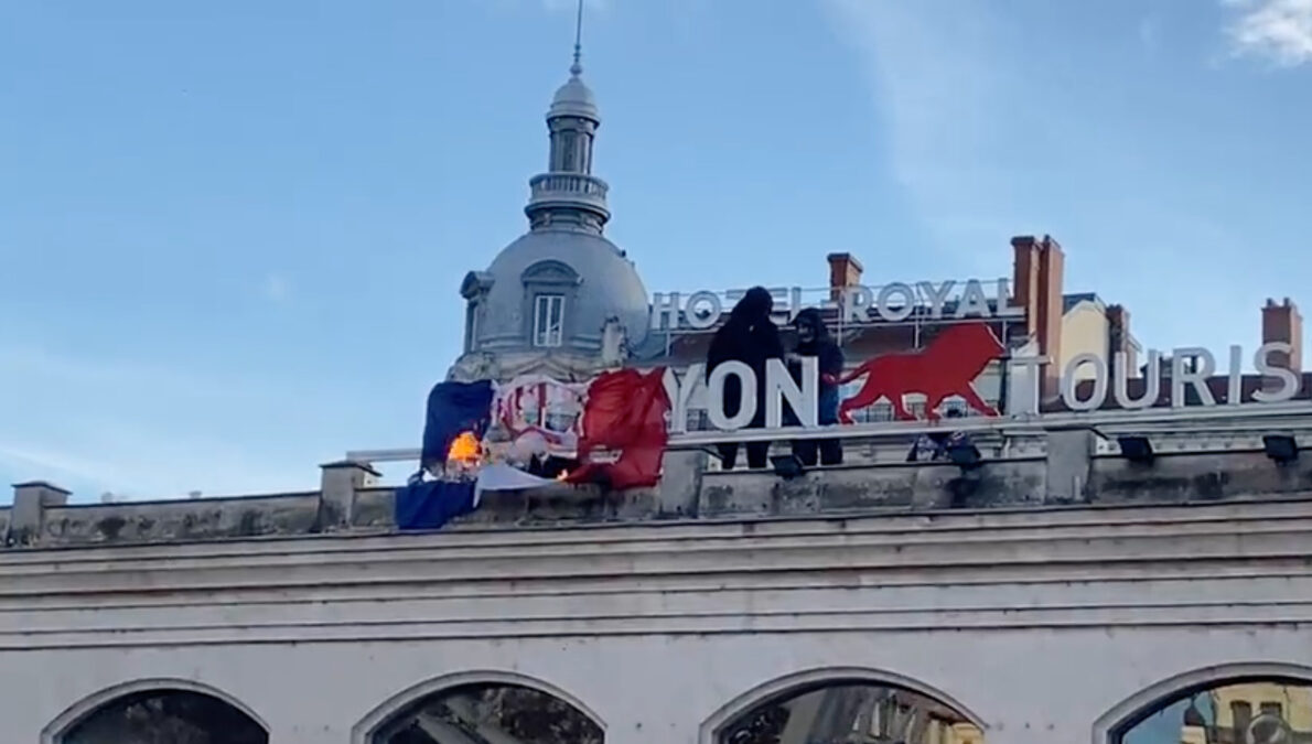 Drapeau français brulé à Lyon lors de la manifestation contre la réforme des retraites