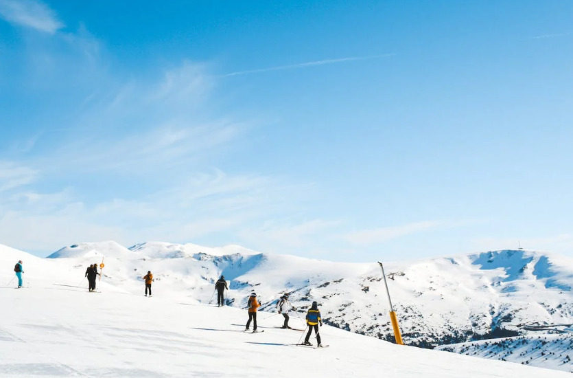 Vacances dans une station de ski, en période de neige