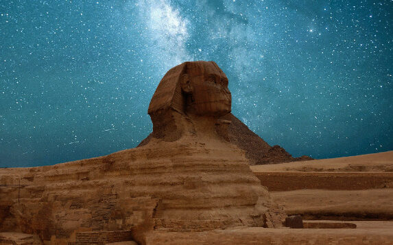 Le Sphinx de Gizeh devant les pyramides, en Egypte