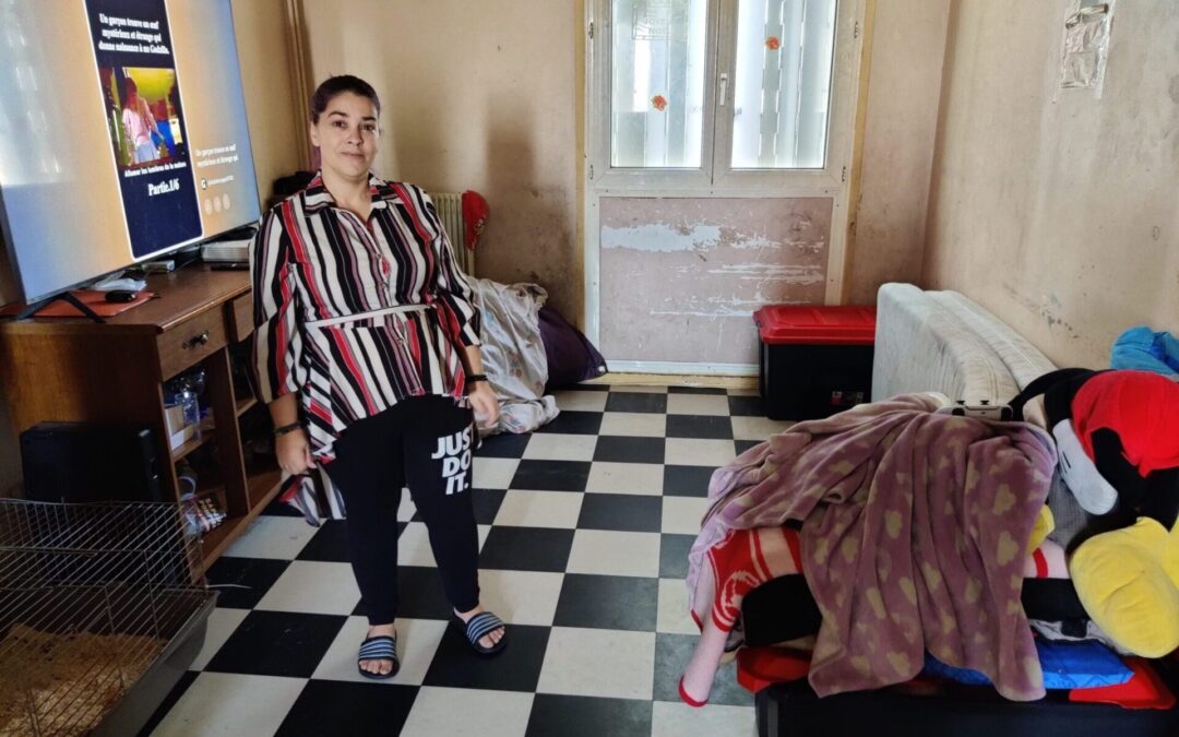 Marisa Verera dans la salle de vie de son logement. C'est la où elle dort et mange avec son compagnon et ses enfants. (photo : Julien Barletta)