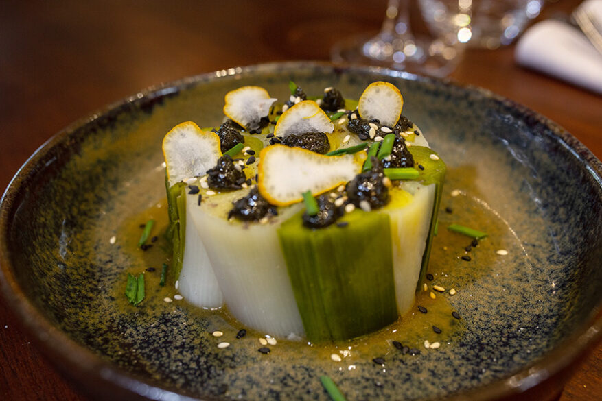 Poireaux vinaigrette, purée de sésame noir torréfié, soja, copeaux de main de Bouddha au restaurant La Verrière (Lyon)