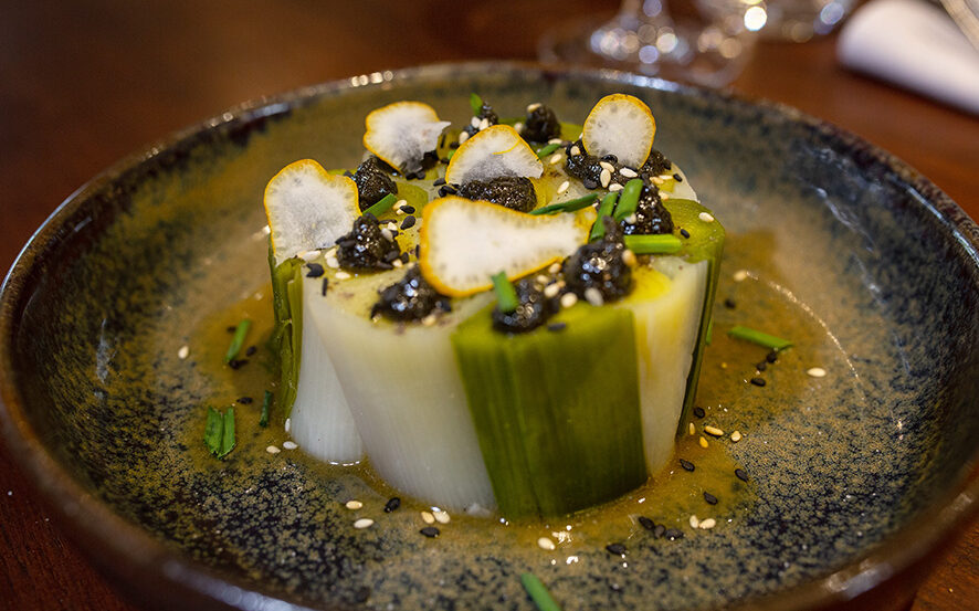 Poireaux vinaigrette, purée de sésame noir torréfié, soja, copeaux de main de Bouddha au restaurant La Verrière (Lyon)