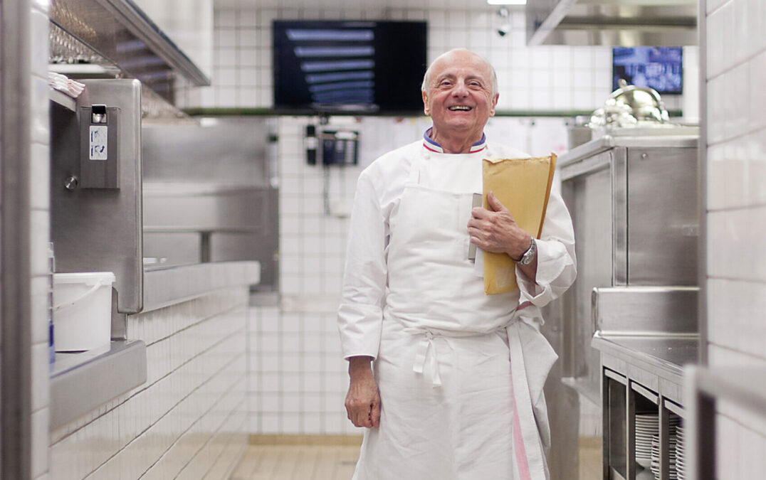 Le chef Meilleur ouvrier de France, pIerre Orsi, dans son restaurant gastronomique du 6e arrondissement de Lyon