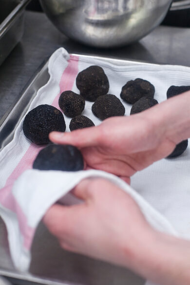 Les truffes de la place Kléber sont exclusivement des melanosporum de Richerenches.
