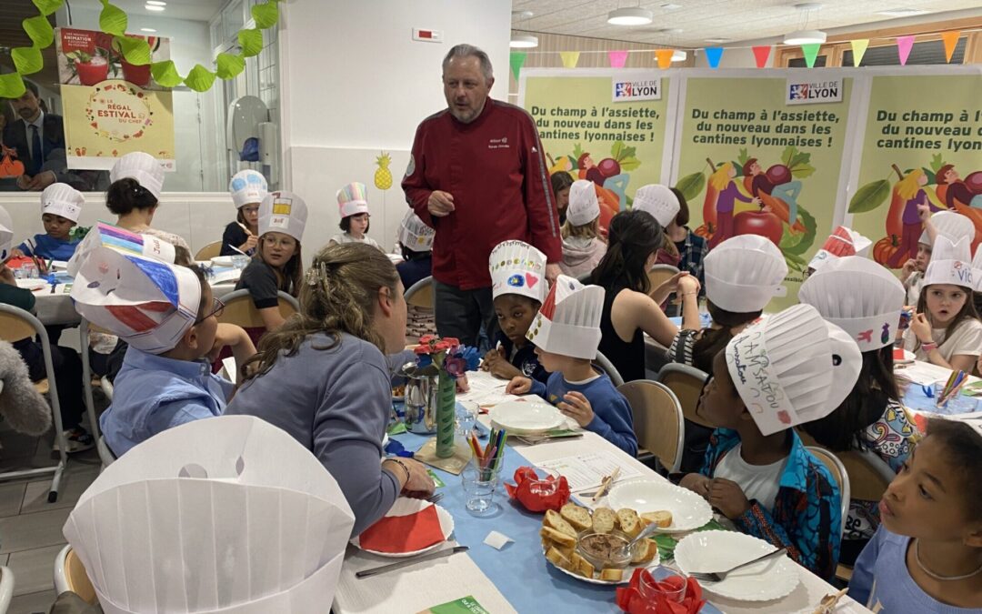 Échange entre les écoliers et le chef cuisiner dans une cantine scolaire