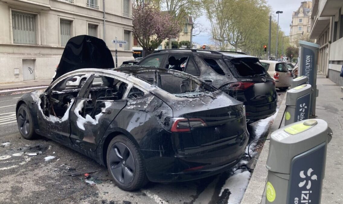 voiture brulée Lyon