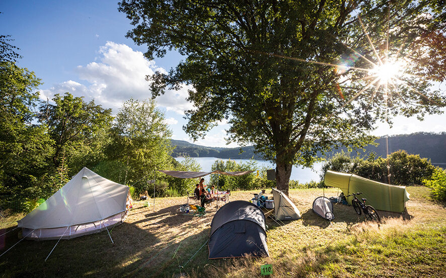 Huttopia promeut un camping simple et frugal, dans des espaces naturels préservés. Ici, le camping du lac de la Siauve en Auvergne