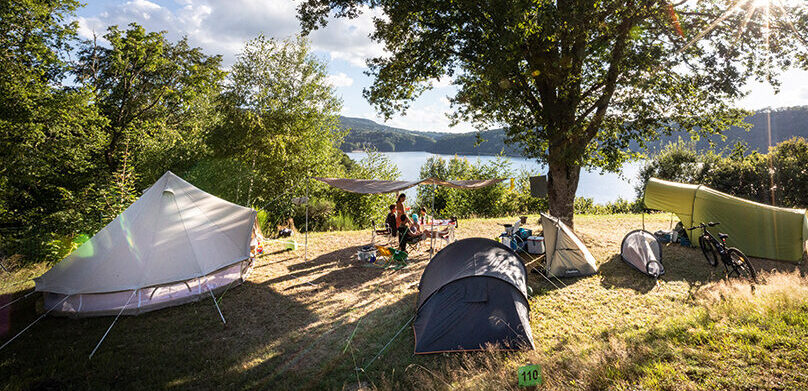 Huttopia promeut un camping simple et frugal, dans des espaces naturels préservés. Ici, le camping du lac de la Siauve en Auvergne