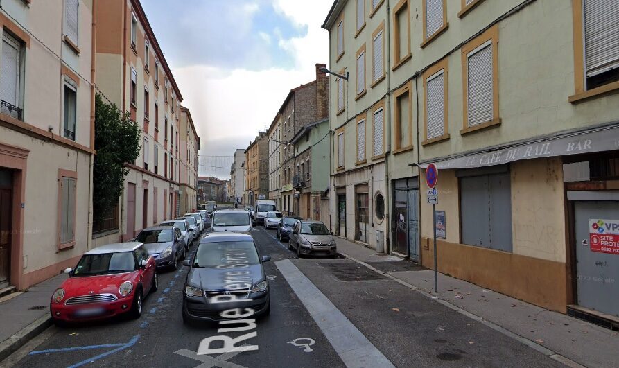 Image de la rue de l'immeuble situé rue Pierre Semard à Oullins