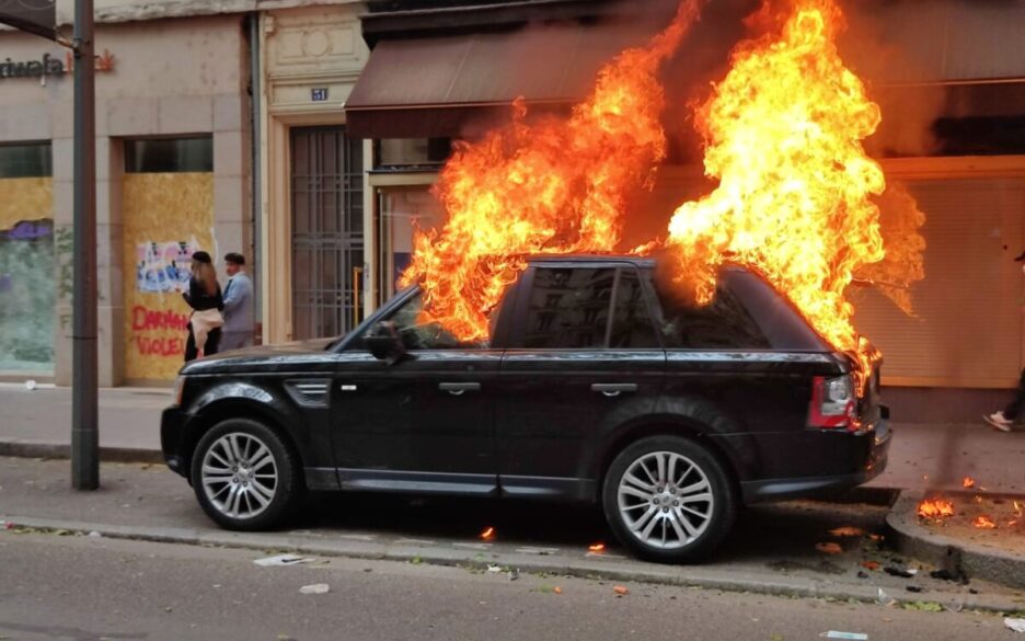 Lyon 1er mai voiture incendiée