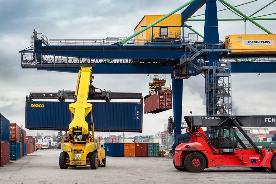 Le port de Lyon a un potentiel de transport de marchandises équivalant à 400 000 conteneurs par an par voie fluviale. Or, il n’est utilisé qu’au quart de ses capacités. Une des raisons : seulement 5 % du fret débarqué à Marseille est transporté sur le fleuve. Le reste part en camion ou en train.