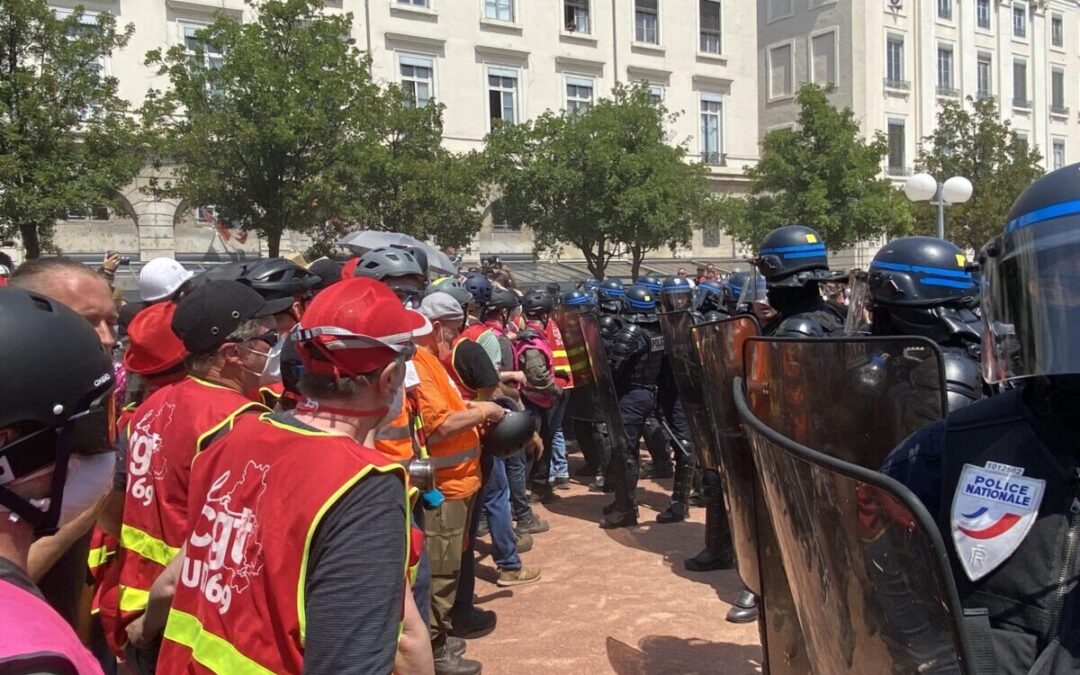 Affrontement entre l'intersyndicale et les forces de l'ordre place Antonin Poncet