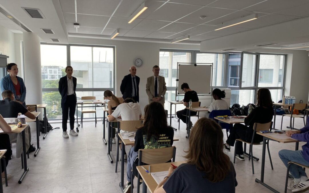 Le proviseur Pierre Ronchail et le recteur de l'académie de Lyon Olivier Dugrip encouragent les lycéens du Lycée du Docteur Charles Mérieux @Martin Gaboriau