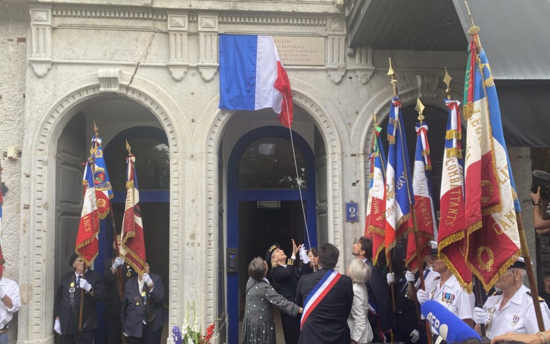 La préfète de la région Auvergne-Rhône-Alpes, le maire de Lyon et Caluire-et-Cuire en train d'enlever le drapeau français pour découvrir la plaque @Martin Gaboriau