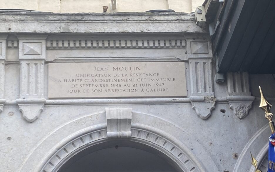 Plaque commémorative dépose devant l'immeuble dans le quartier de la Guillotière @Martin Gaboriau