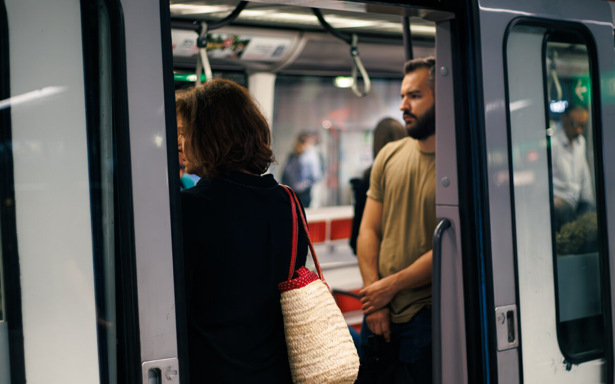 Un usager rentre dans le métro D @Hugo LAUBEPIN