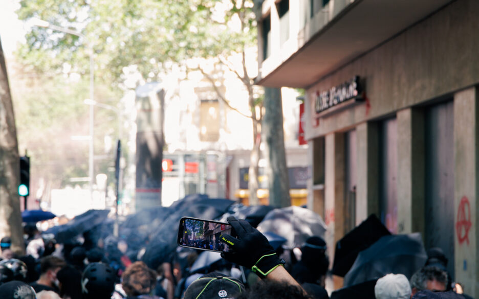 Black Blocks qui vandalisent la Caisse d'Épargne lors de la manifestation contre la réforme des retraites à Lyon @Hugo LAUBEPIN