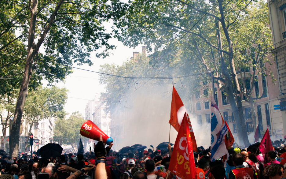 Lancée de gaz lacrymogène par les CRS lors de la manifestation contre la réforme des retraites à Lyon @Hugo LAUBEPIN