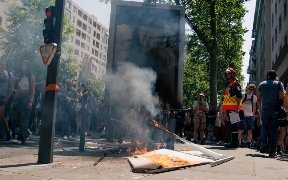 Panneau Publicitaire en feu lors de la manifestation contre la réforme des retraites à Lyon @Hugo LAUBEPIN