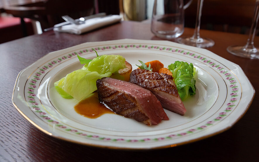 Magret de canard rosé, pomme fondante, chou acidulé et mousseline carotte/orange