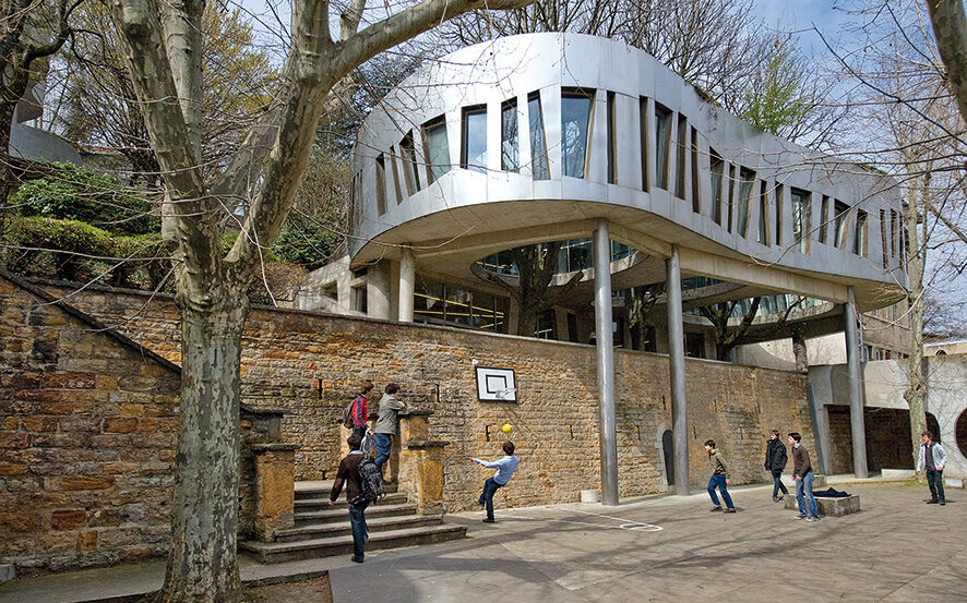 La bibliothèque des Maristes sur le site de Saint-Paul, de l’architecte et peintre Georges Adilon, domine le self et la cour du lycée ©Blaise Adilon