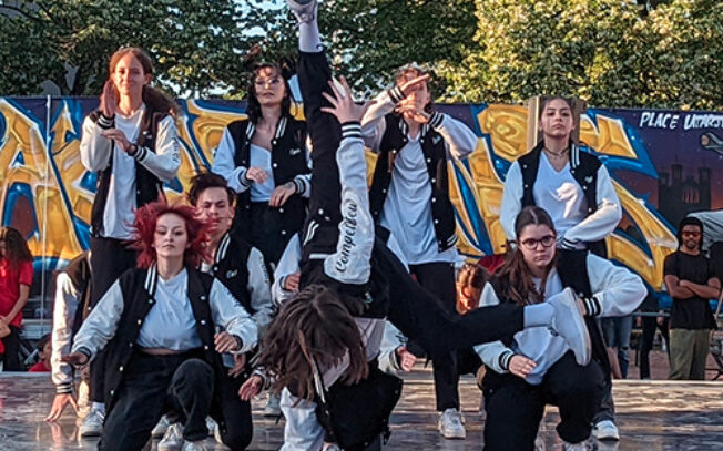 Festival Accordasse avec une troupe de danseurs