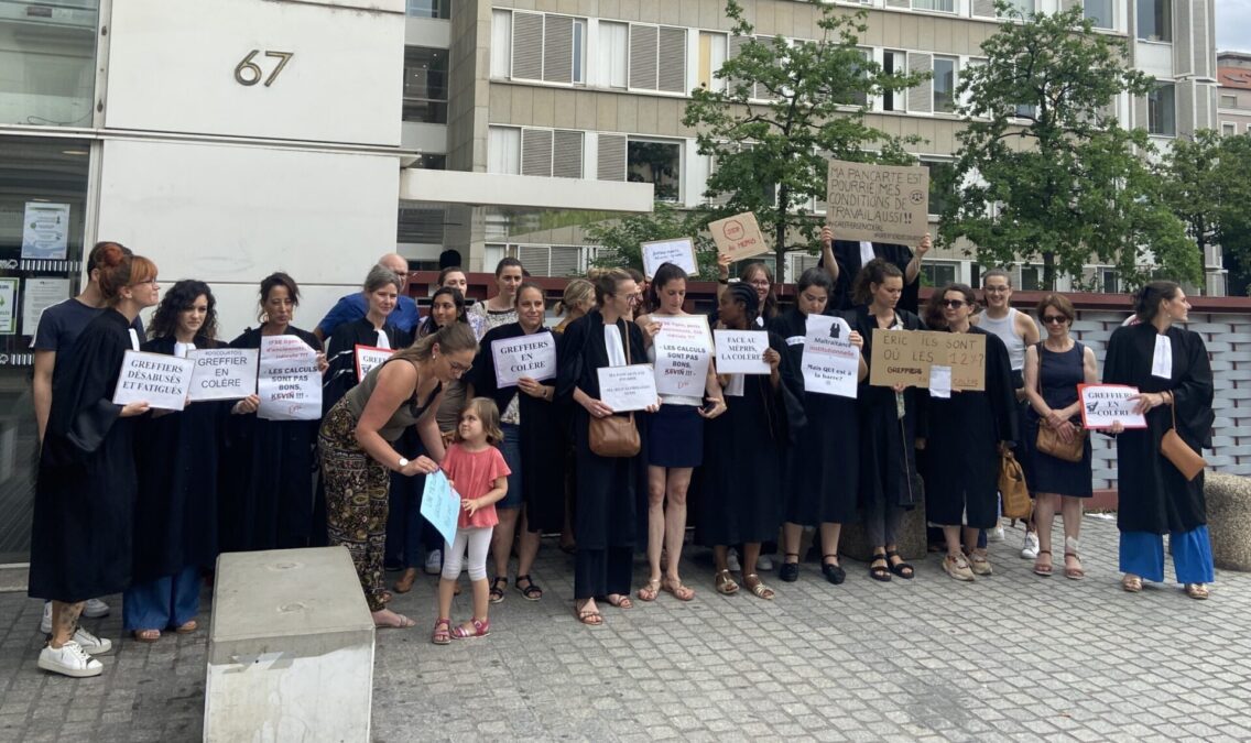 Les greffiers devant le tribunal du 3e à l'occasion de la deuxième journée de manifestation