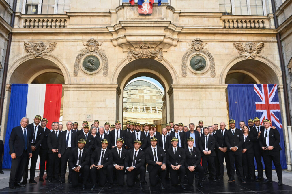 Les All Blacks ont été reçus à l'Hôtel de Ville de Lyon lors d'une cérémonie protocolaire ce vendredi 1er septembre. (Photo by OLIVIER CHASSIGNOLE / AFP)
