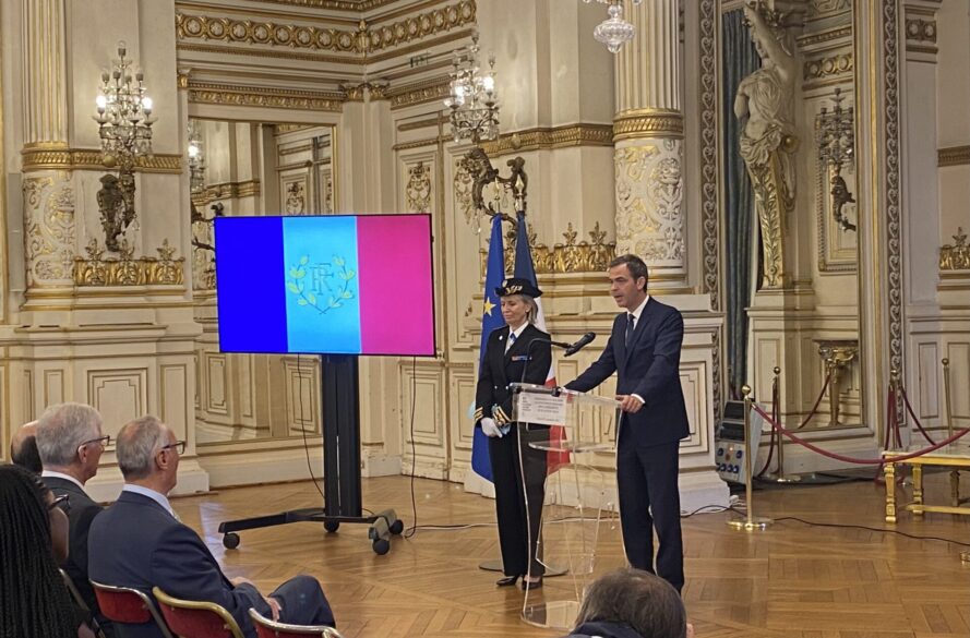 Pendant un discours d'une dizaine de minutes, le porte-parole du gouvernement a partagé sa joie et sa fierté d'accueillir ces nouveaux citoyens. 