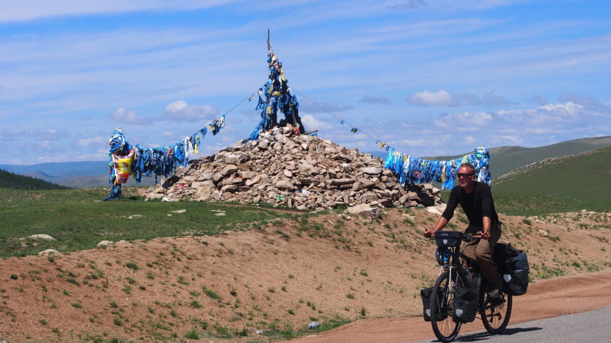 Florian Coupé a relié la France à la Corée du Sud l'été dernier avec deux amis. #Cyclodyssée