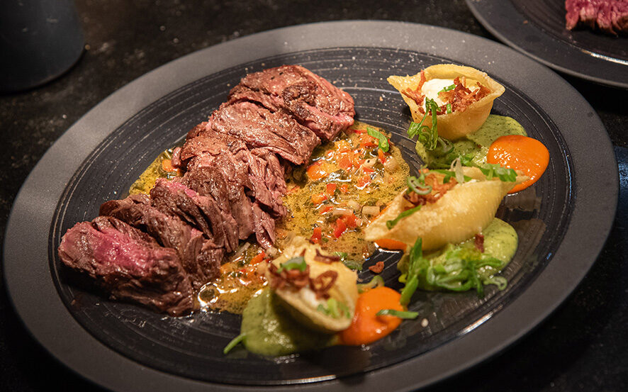 Onglet de bœuf Angus à la plancha, chimichurri chaude de pistaches et poivrons - sauce teriyaki 