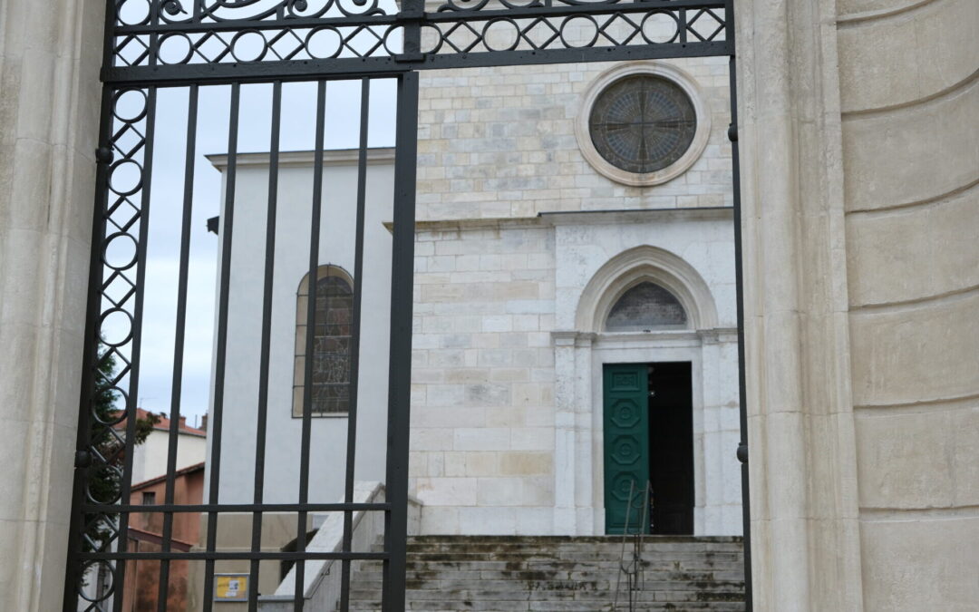 La facade de l'église Saint-Irénée a été rénovée.