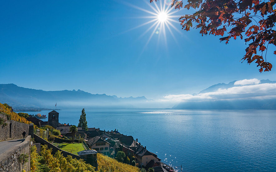 Le lac Léman est la plus grande réserve d’eau douce d’Europe. Le président Emmanuel Macron a programmé une visite en Suisse en novembre. Annoncera-t-il une nouvelle gouvernance pour le lac léman si stratégique ? © Chiem Seherin / Pixabay