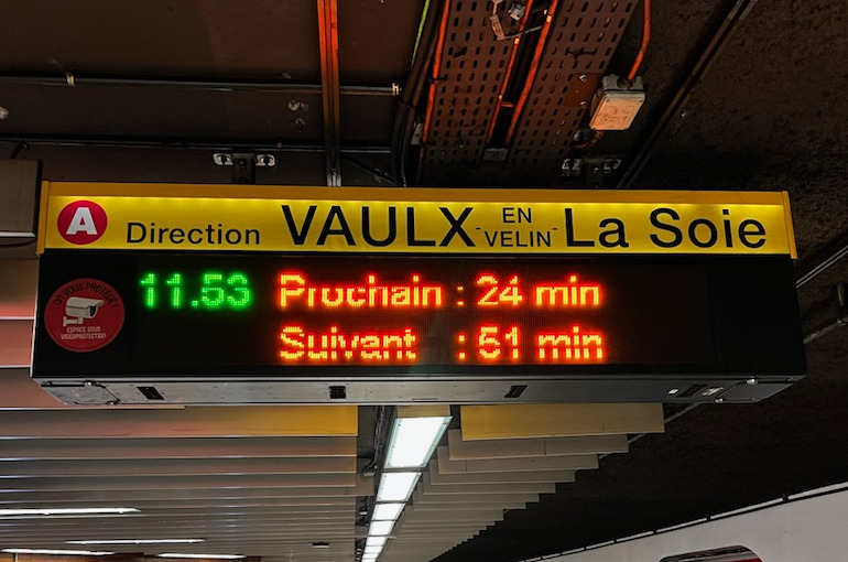 Un temps d'attente peu commun sur les quais du métro A. (Photos. Guillaume Lamy)