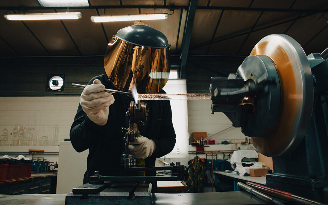 La flamme pour modeler le quartz (2 000°C) est beaucoup plus chaude que celle pour modeler le verre (1 200°C). La pièce travaillée doit sans cesse tourner sur elle-même afin de conserver un aspect uniforme