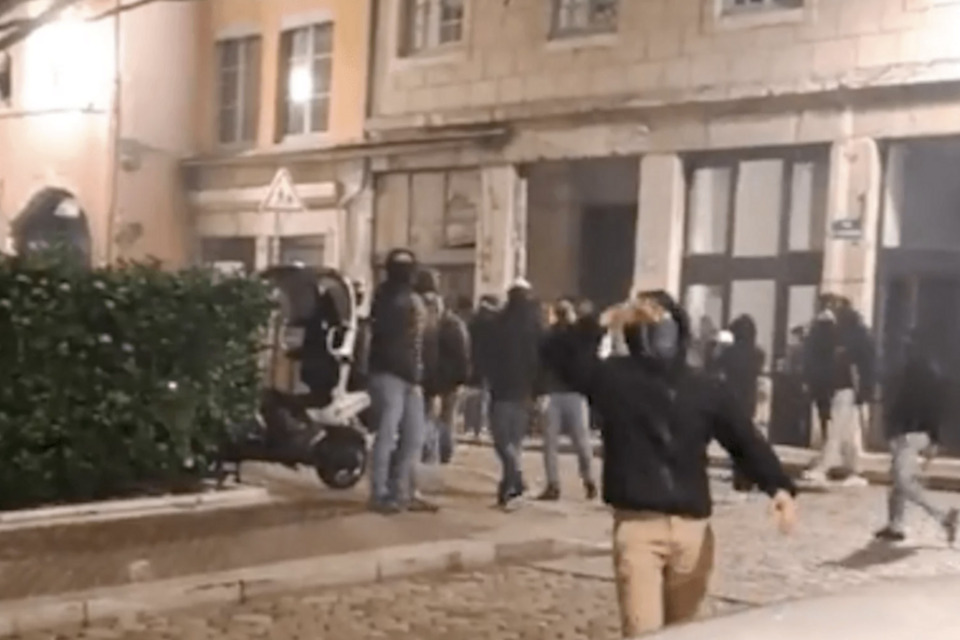 Le groupe d'individus à scandé "La rue, la France, nous appartient" dans les rues du Vieux Lyon. (Capture d'écran X)