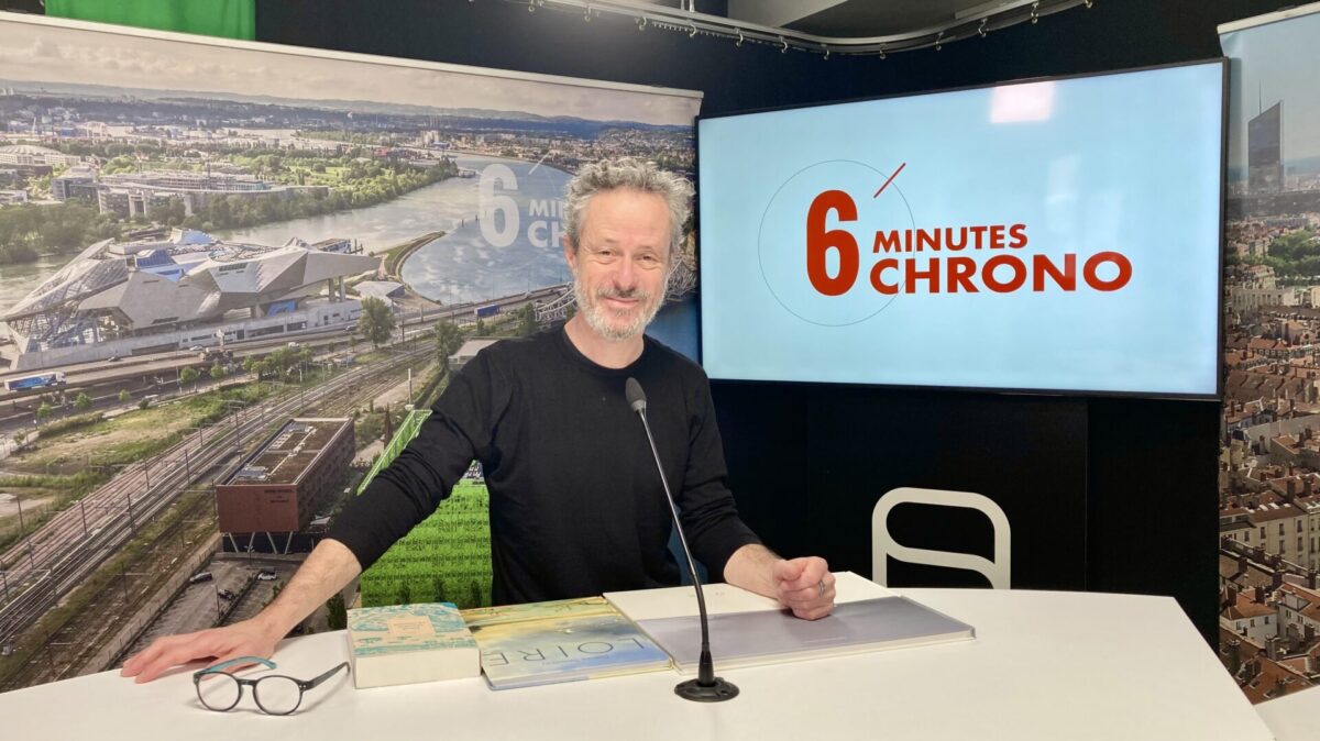 Olivier Paulais est libraire à La Virevolte, près de la gare Saint-Paul à Lyon 5. Il livre ses coups de cœur pour Noël dans l'émission "6 Minutes Chrono".