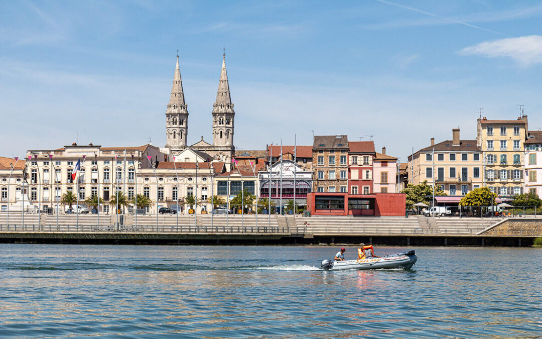 Connectée à Paris, Lyon, Marseille et Genève, la commune Mâcon est un véritable carrefour des grands axes de transport français. Le centre-ville en bord de Saône est très attractif et attire plus de 300 000 touristes par an. © Robin Peytoureau / Office de Tourisme de Mâcon