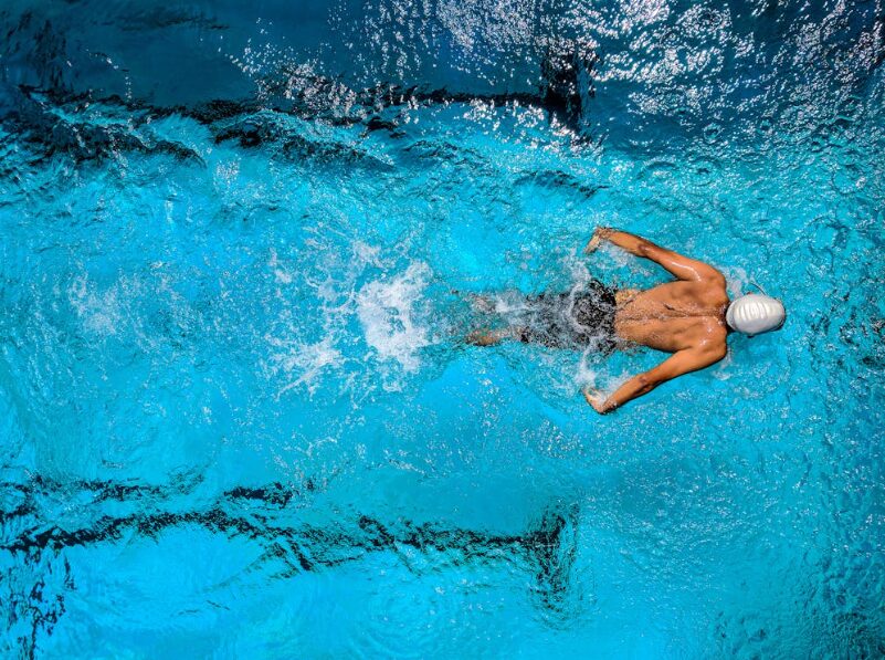 natation piscine nageur